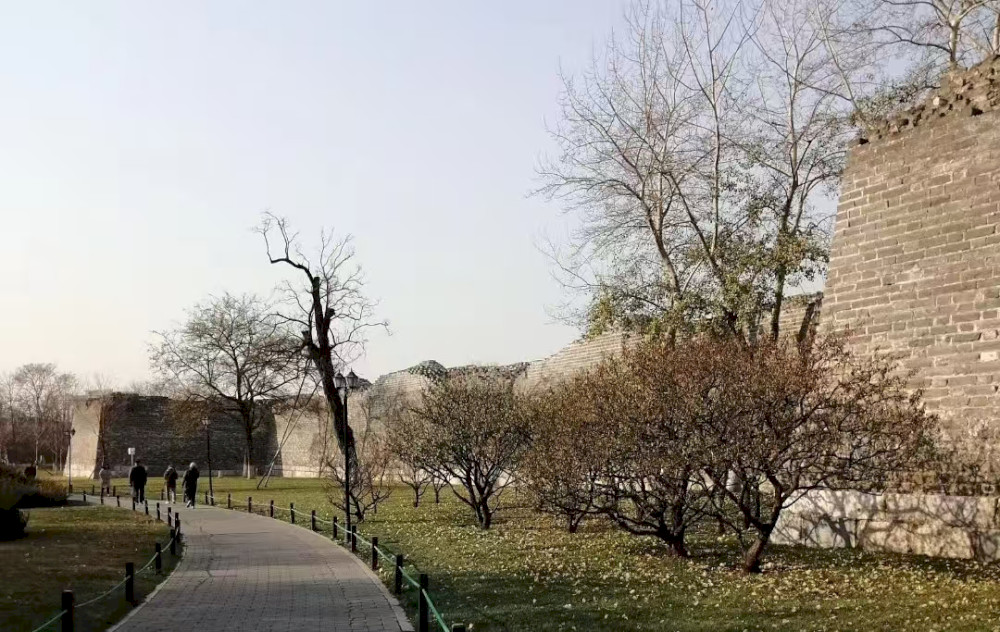 kunjungi-di-sini:-taman-reruntuhan-tembok-kota-ming