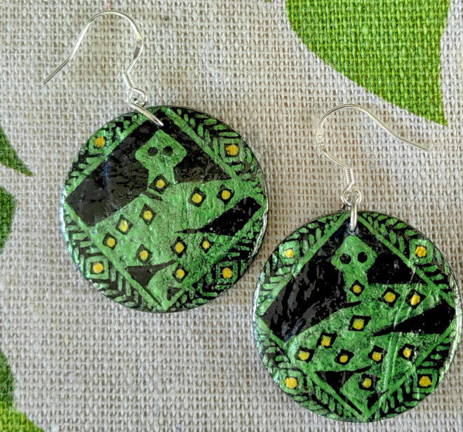 Cincin di tahun ular dengan perhiasan yang bermakna dan bergaya