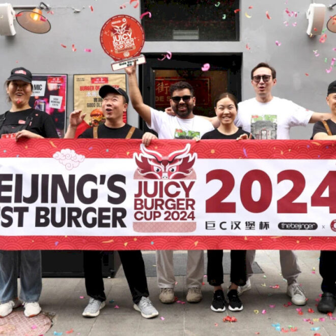 Check -in dengan sisi jalan menjelang ulang tahun ke -7 mereka