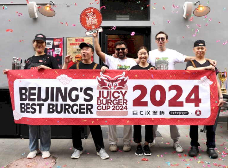 Check -in dengan sisi jalan menjelang ulang tahun ke -7 mereka