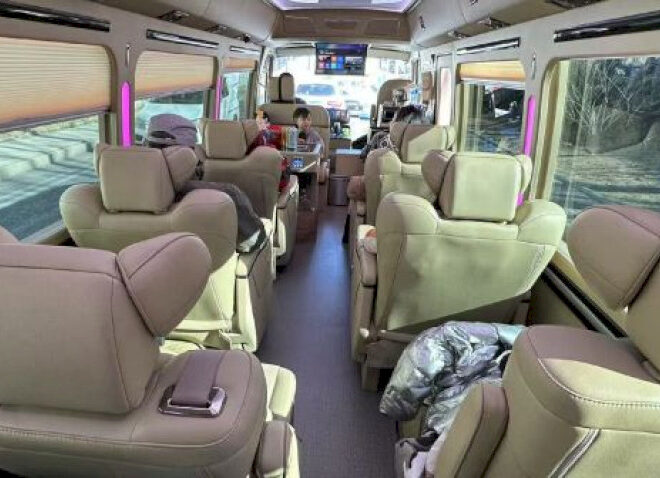 Bagaimana 8 ppl fam kami mengubah perjalanan panjang yang ditakuti menjadi pesta KTV