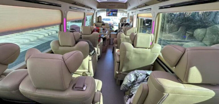 Bagaimana 8 ppl fam kami mengubah perjalanan panjang yang ditakuti menjadi pesta KTV