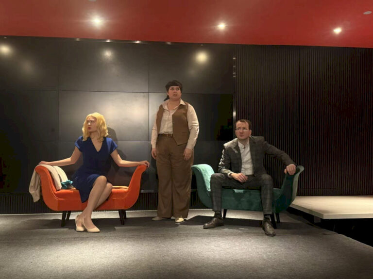 Musim semi teater dengan kreatif Kerajaan Tengah!