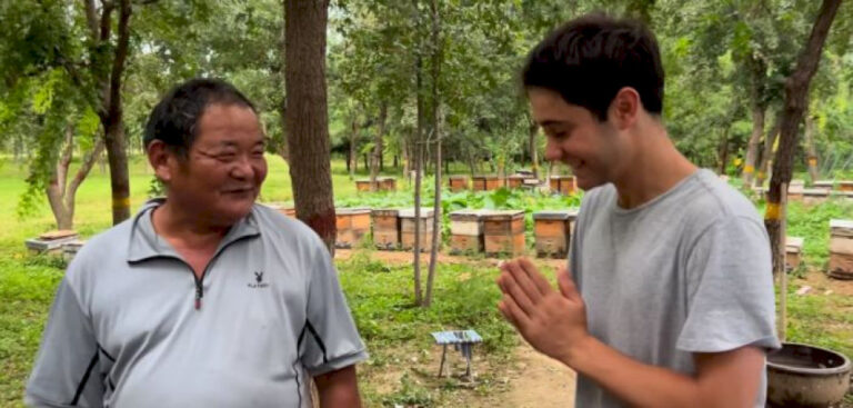 Bertemu peternak lebah remaja yang mengubah gairah menjadi dampak