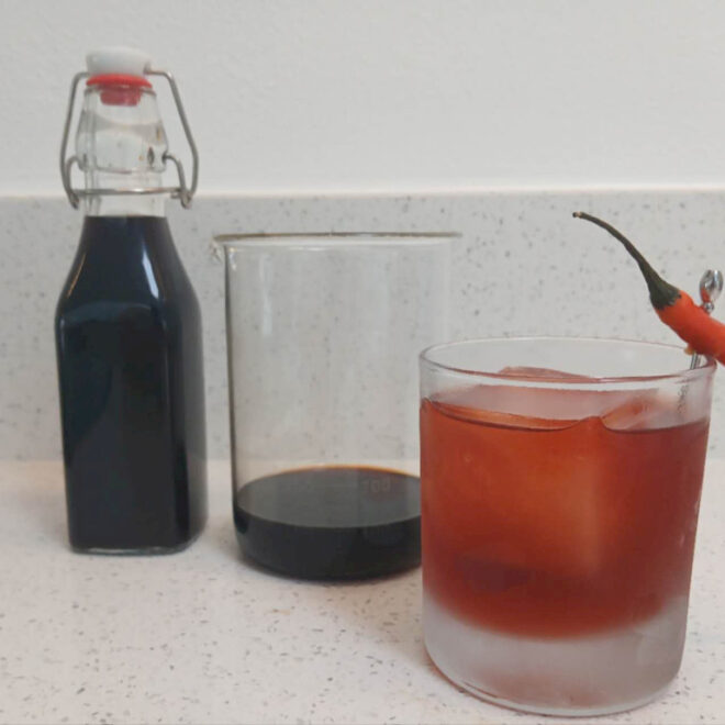 Rempah -rempah waktu koktail di rumah dengan minuman keras diy ini