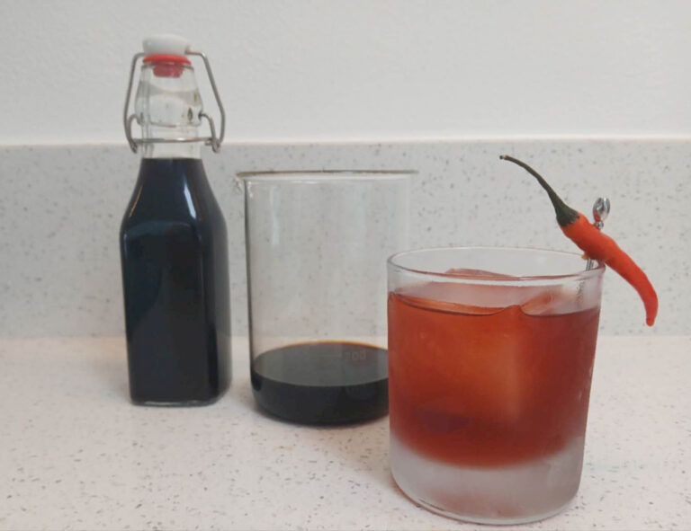 Rempah -rempah waktu koktail di rumah dengan minuman keras diy ini