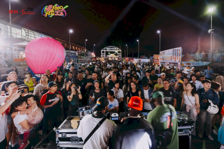 Semua hiburan Smokin ‘di River BBQ Fest